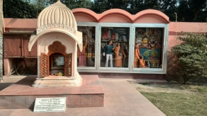 Барельеф возле самадхи Джаянанды Тхакура